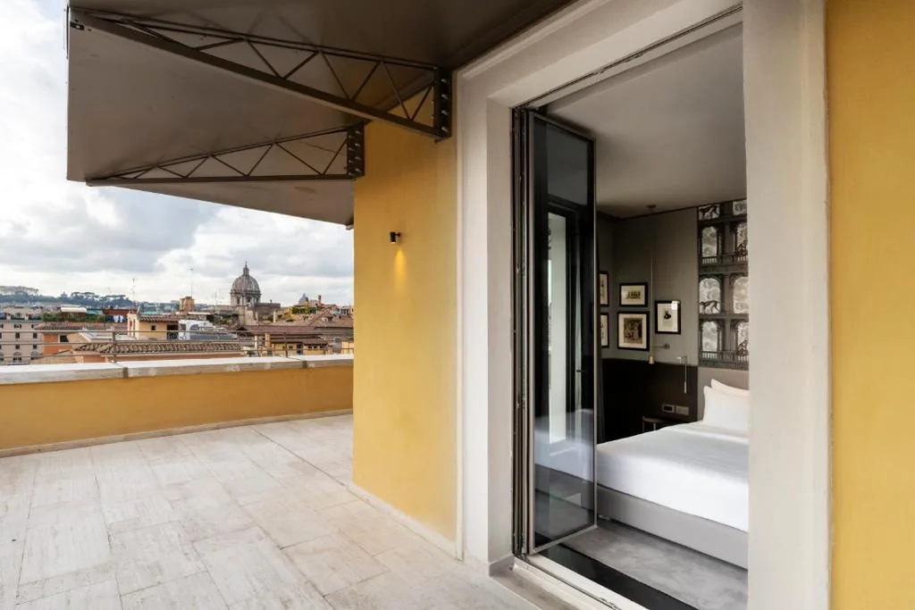 Camera Panoramica con Vista Città e Terrazza — Radisson Collection Hotel, Roma Antica