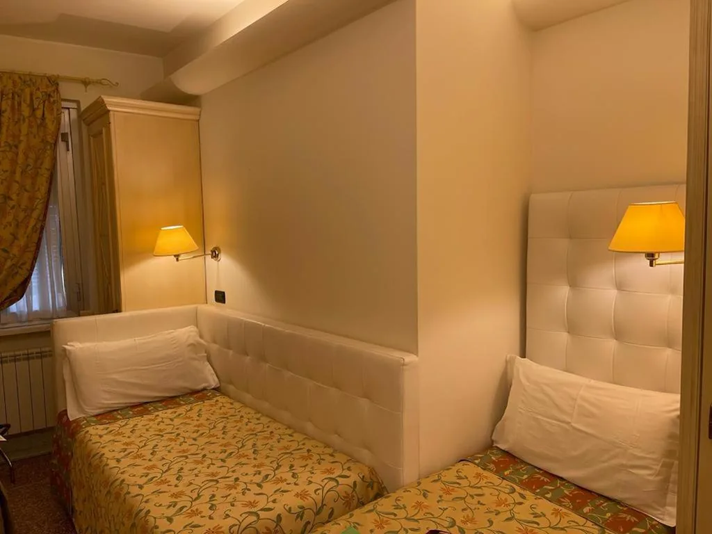 Camera Piccola Doppia con Letti Singoli — Hotel Astigiana & Appartamenti