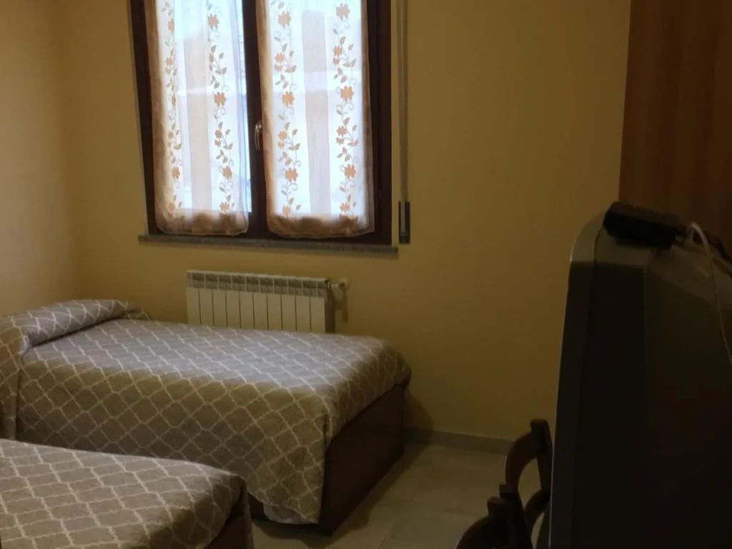 Small Double Room with Single Beds — Roby Bar Affittacamere