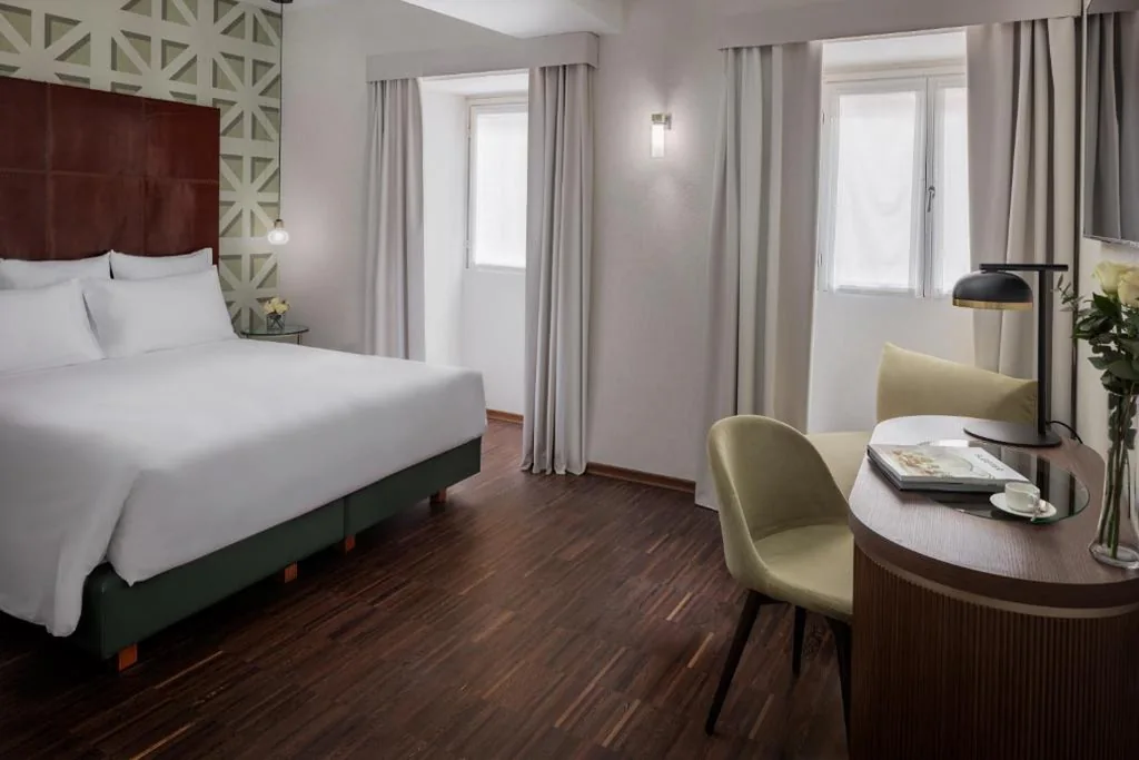 Premium Twin Room with Extra Bed — Maison Roma Piazza di Spagna UNA Esperienze