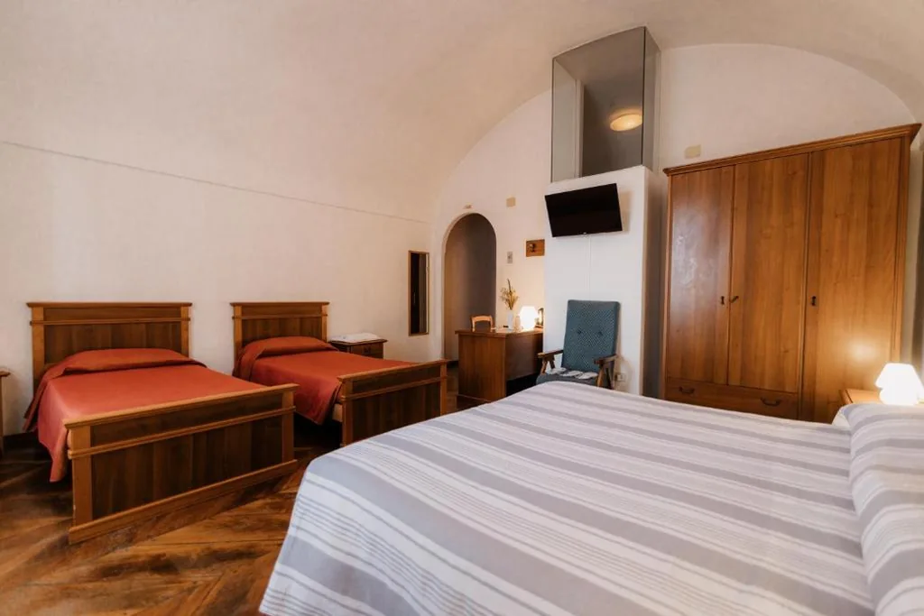 Camera Quadrupla Classic — Casa REGINA MONTIS REGALIS