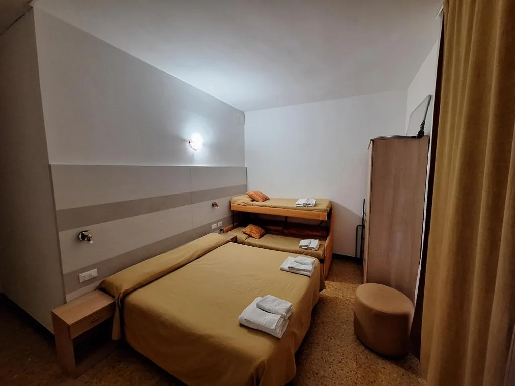 Camera Quadrupla con Bagno — Hotel Villa Costa