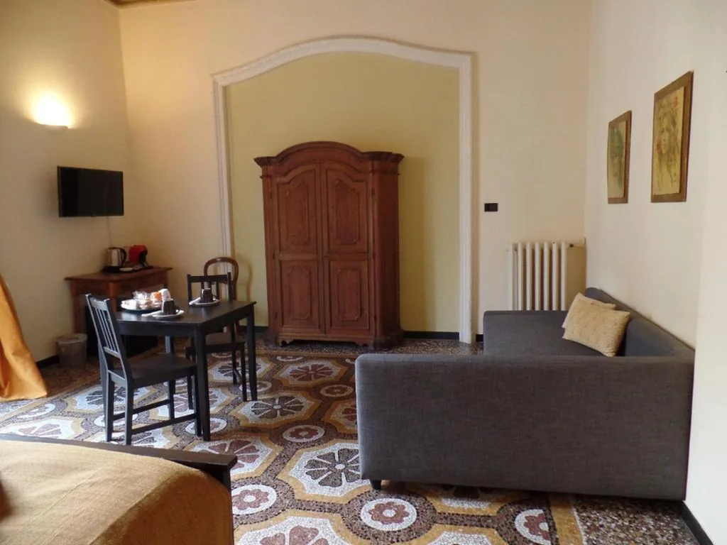 Camera Quadrupla con Bagno in Comune — B&B Genova Centro