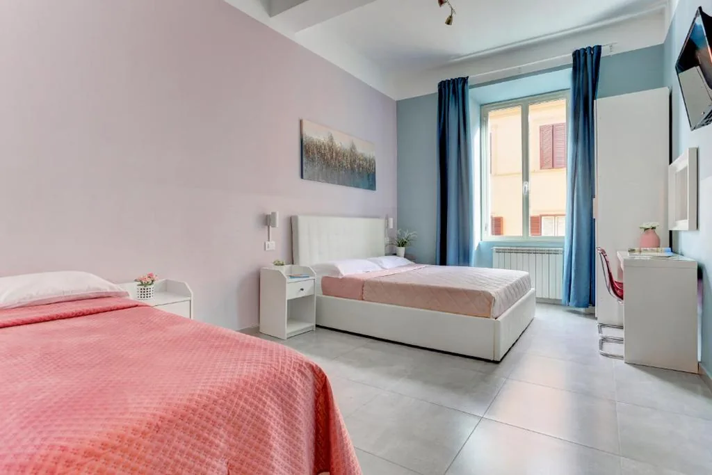 Camera Quadrupla con Bagno in Comune — Holiday Sunny Roma B&B