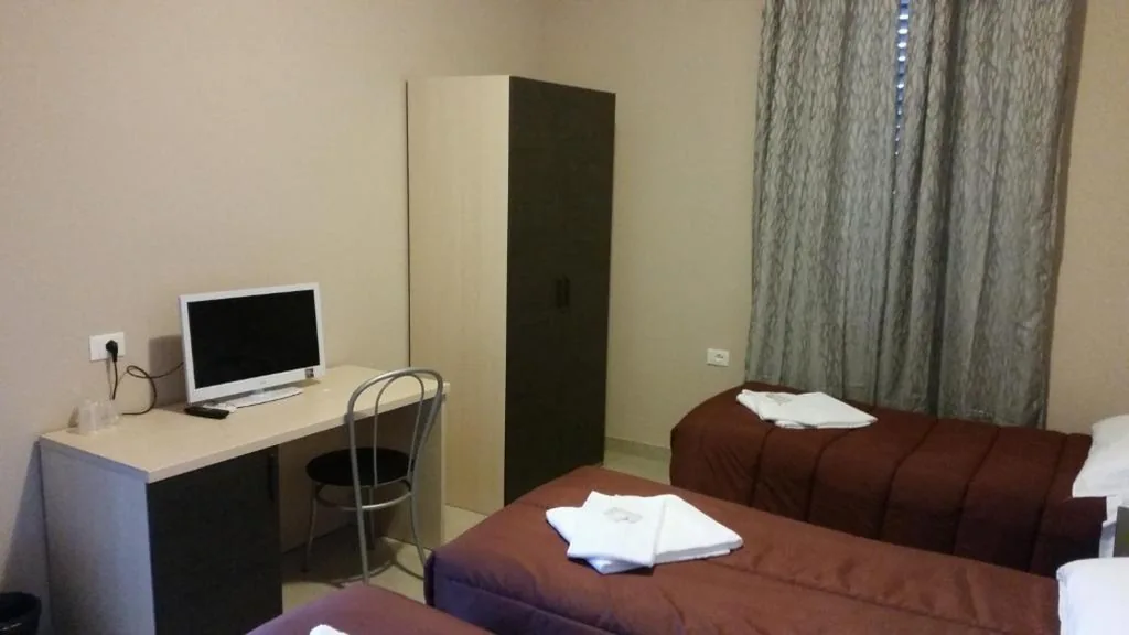 Camera Quadrupla con Bagno in Comune — Hotel Mosaic