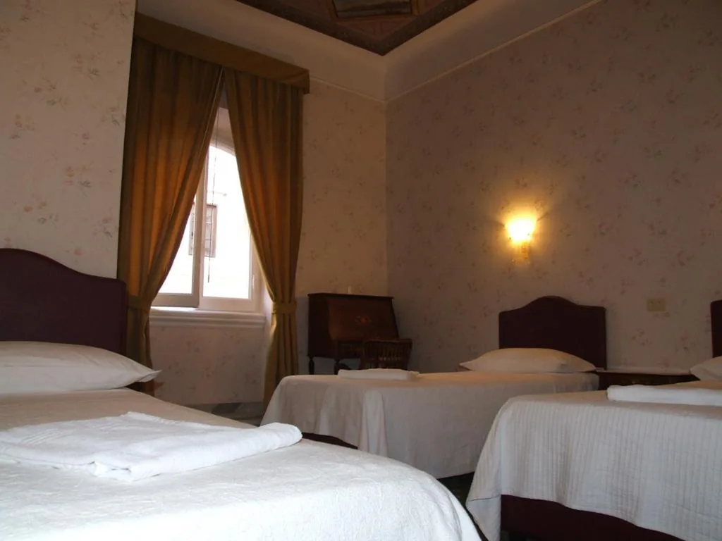 Quadruple Room with Shared Bathroom — Hotel Texas