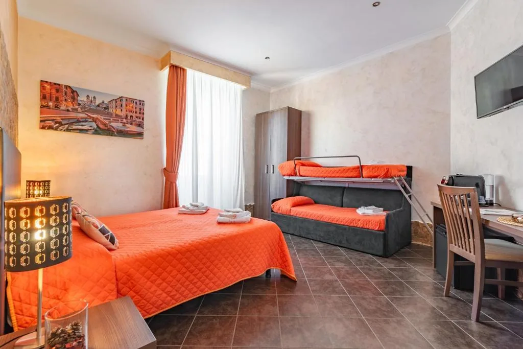 Camera Quadrupla con Bagno Privato — Alis Laura Guest House – 10 mins to Colosseum, Modern & Near Metro