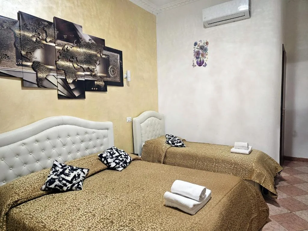 Quadruple Room with Private Bathroom — Aquarium Termini