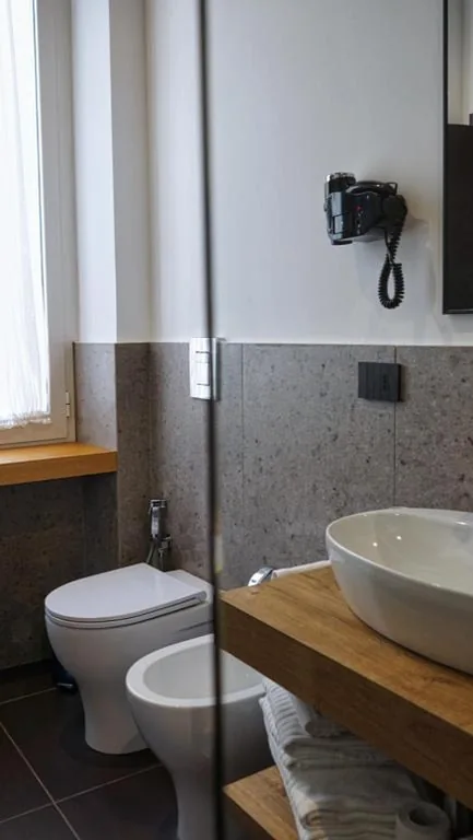 Quadruple Room with Private Bathroom — Central Lodge Hotel