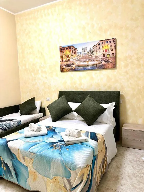 Camera Quadrupla con Bagno Privato — Crown Palace Inn Guest House