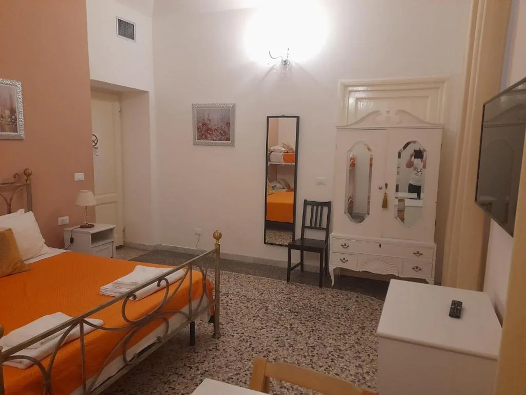 Camera Quadrupla con Bagno Privato Esterno — Casa Roma Affittacamere