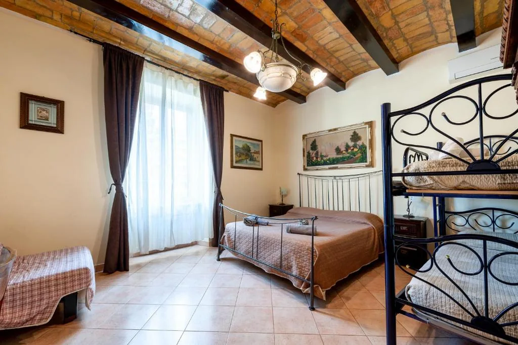 Camera Quadrupla con Bagno Privato Esterno — Kyterion Apartment
