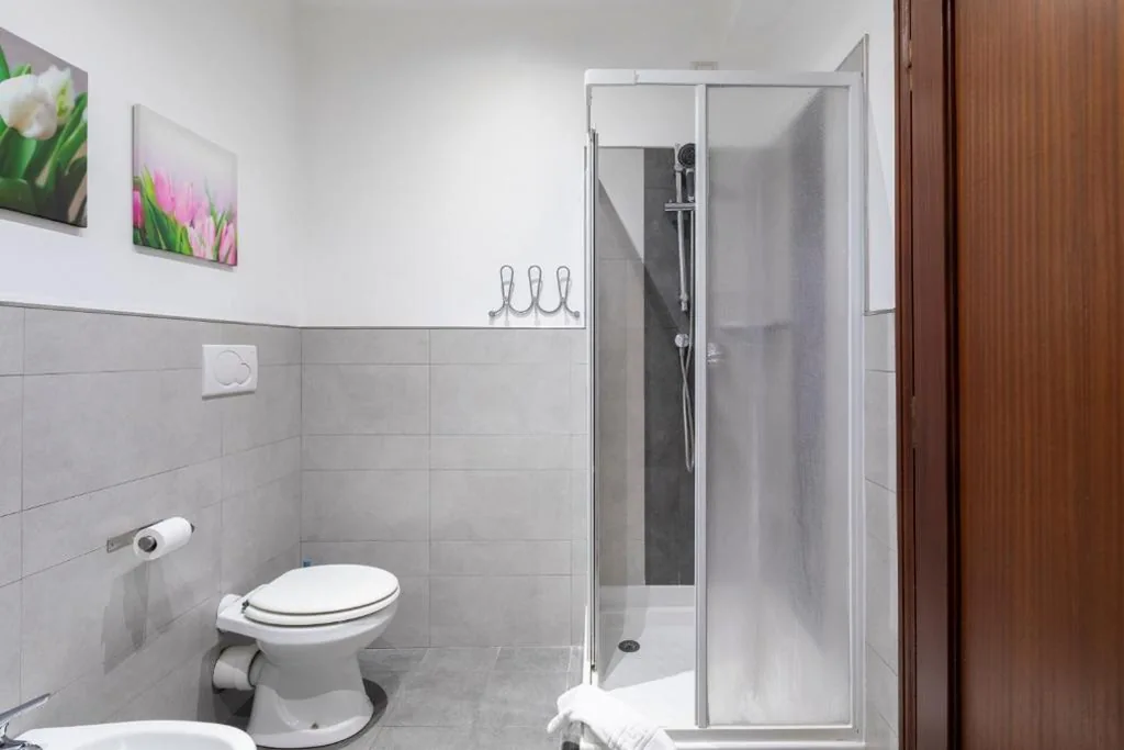 Camera Quadrupla con Bagno Privato Esterno — Momo Central Rome 3