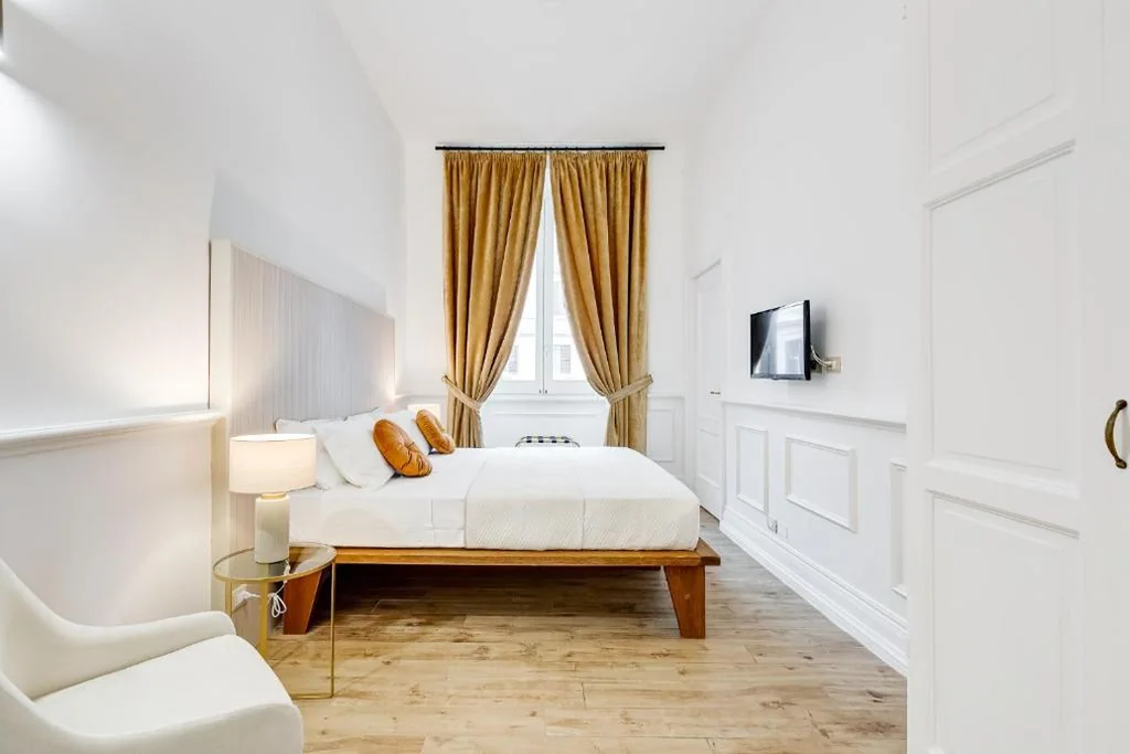 Camera Quadrupla con Bagno Privato Esterno — Monti Suites Cavour