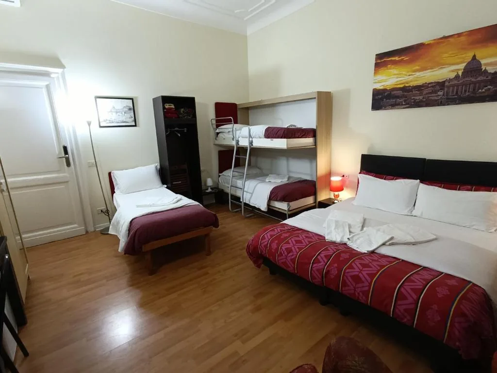 Quadruple Room with External Private Bathroom — Quo Vadis Roma 2
