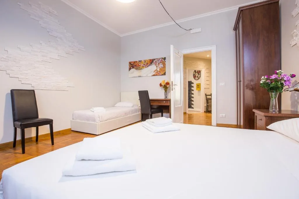Camera Quadrupla con Bagno Privato Esterno — Royal House Vaticano