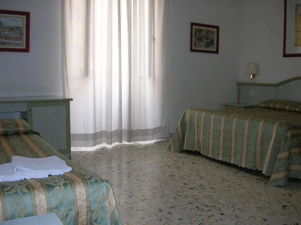 Quadruple Room with Private Bathroom — Gioia Guest House Rome