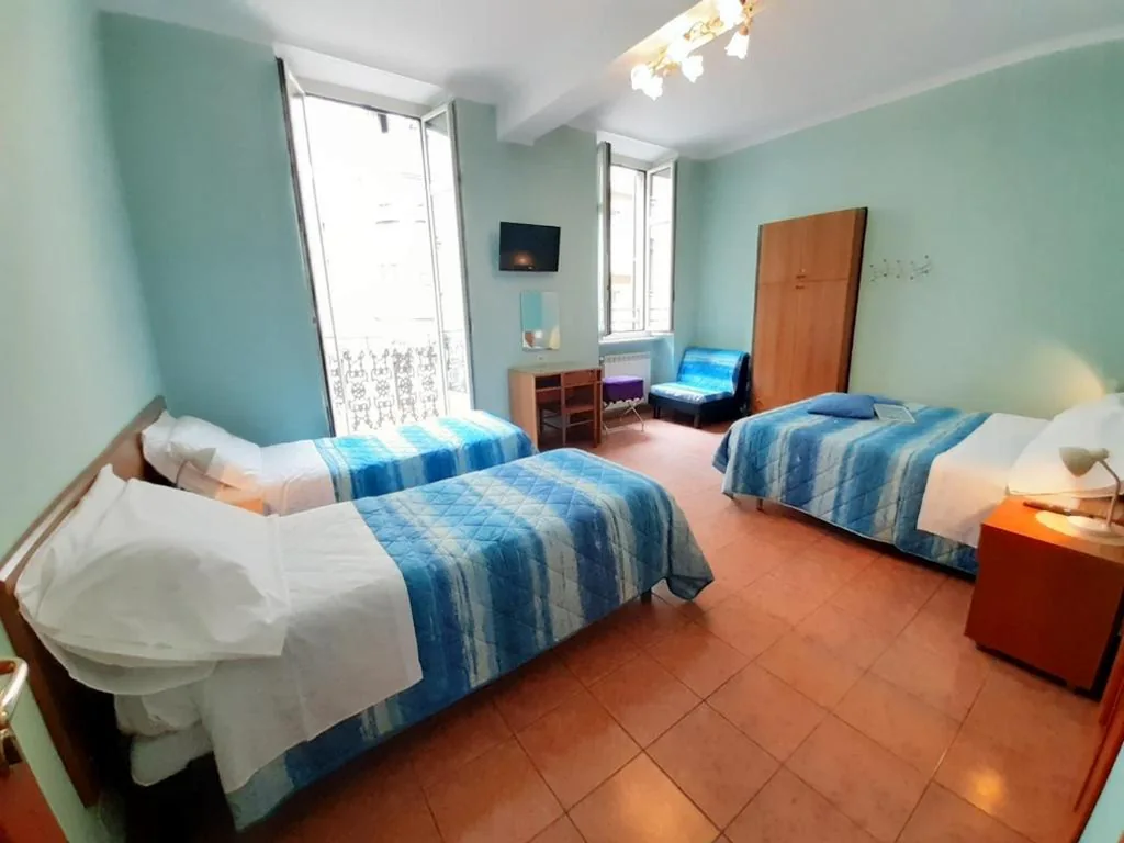 Camera Quadrupla con Bagno Privato — Hotel Alba Torino centro