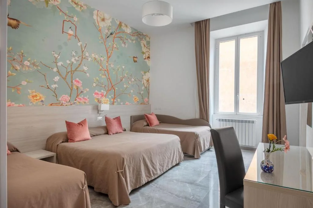 Camera Quadrupla con Bagno Privato — Joyful Termini Boutique Guest House