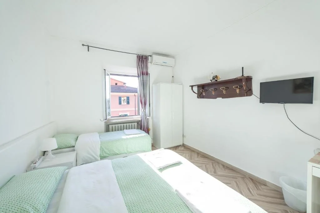 Quadruple Room with Private Bathroom — Meile House
