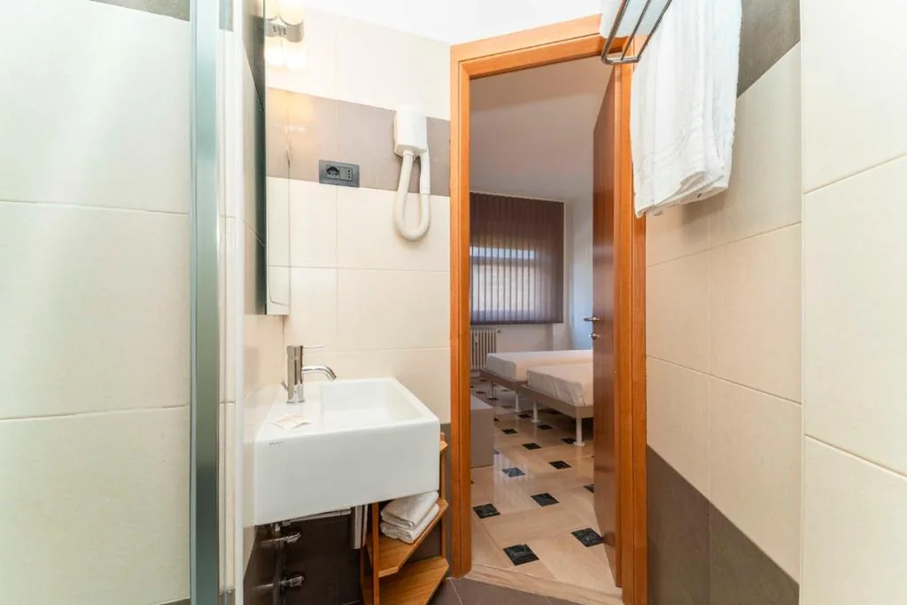 Camera Quadrupla con Bagno Privato — Residenza Carducci