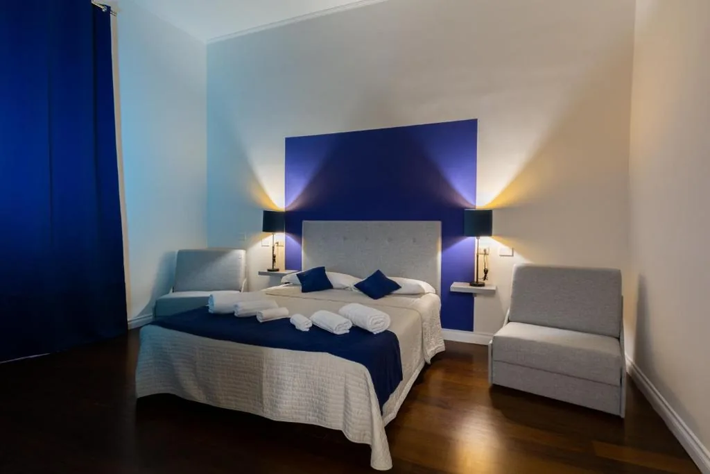 Camera Quadrupla con Bagno Privato — Shine House
