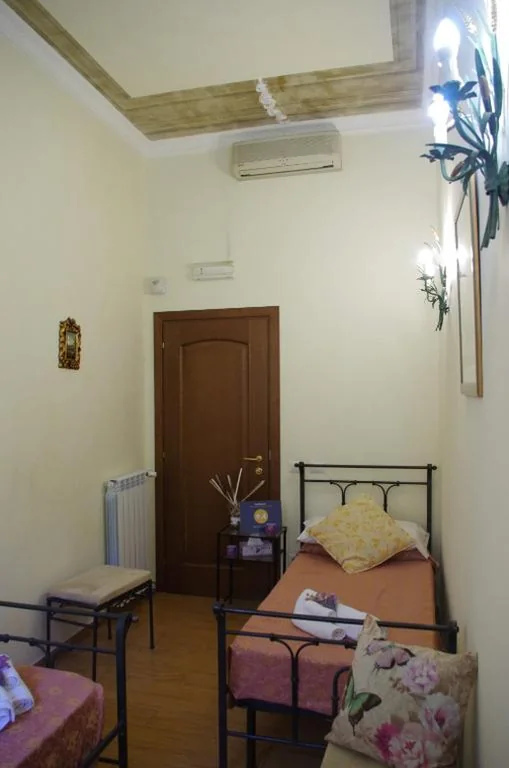 Camera Quadrupla con Bagno Privato — Tucci’s Roma Guest House