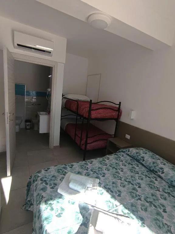Camera Quadrupla con Bagno Privato — Villa Ranucci Formia guesthouse