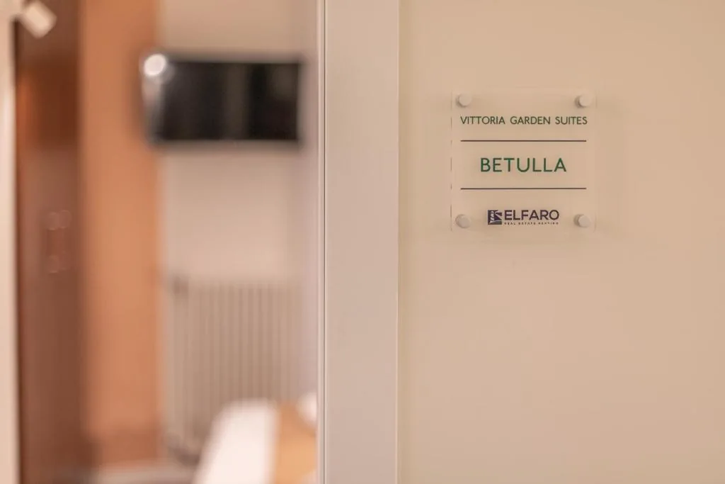 Camera Quadrupla con Bagno Privato — Vittoria Garden Suites