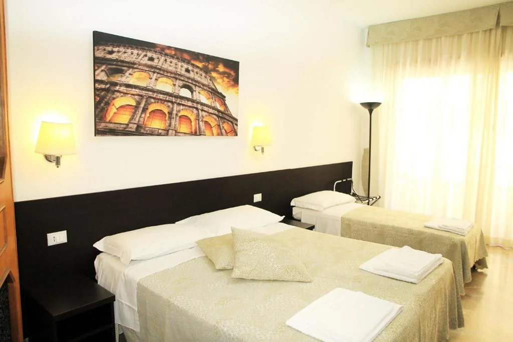 Camera Quadrupla con Balcone e Bagno Privato Esterno — Le tue Notti a San Pietro