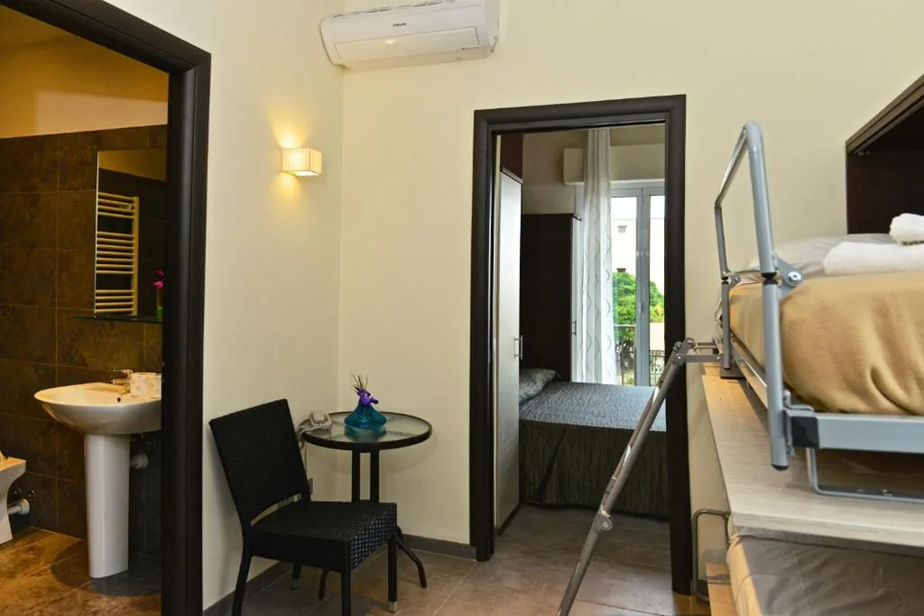 Camera Quadrupla con Balcone e Vista Mare — Villa Le Logge
