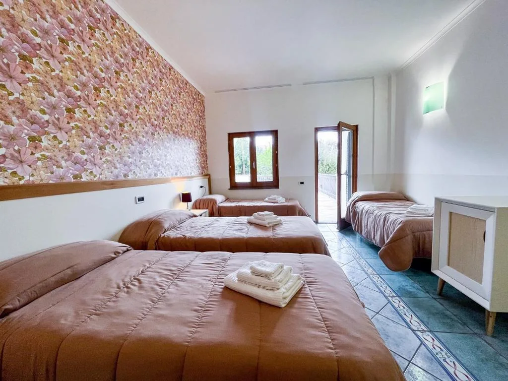 Camera Quadrupla con Balcone — Hotel Lo Smeraldo – Oasi degli Olivi