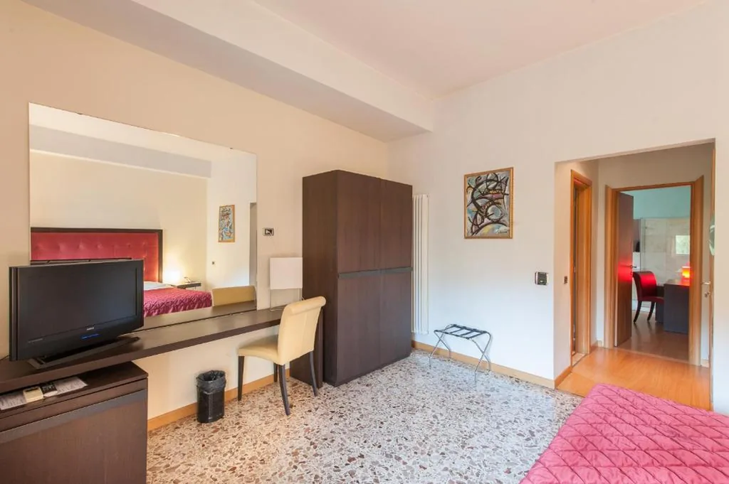 Camera Quadrupla con Balcone — Hotel Piazza Marconi