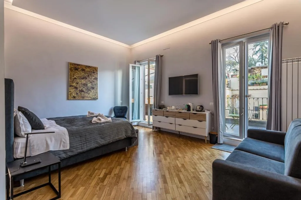 Quadruple Room with Balcony — President Gardens