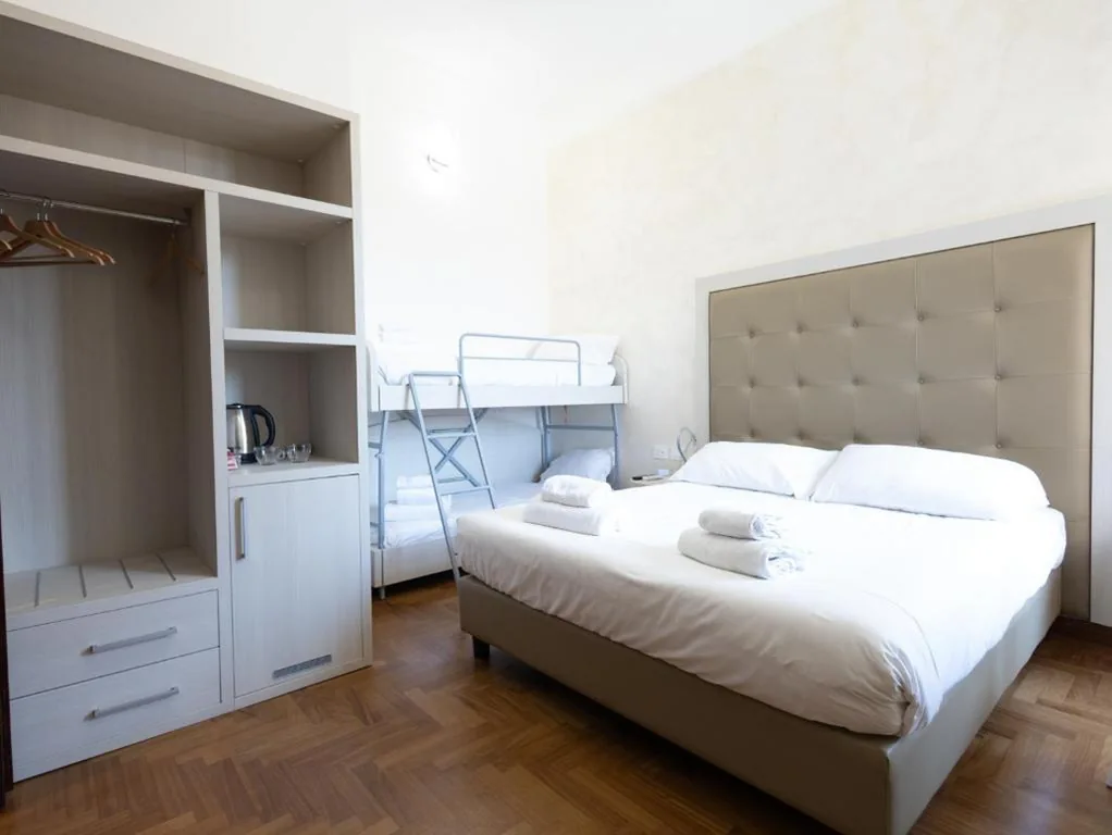 Quadruple Room with Balcony — Romerooms Condotti