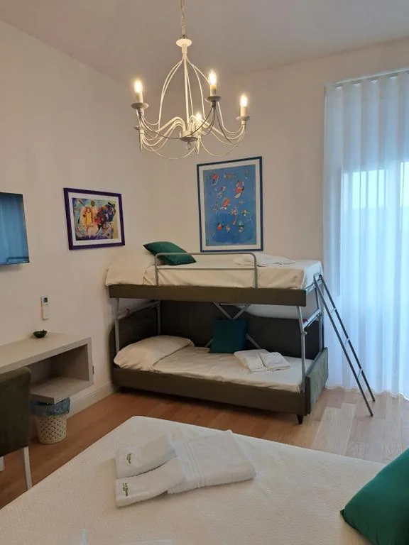 Camera Quadrupla con Doccia — Re Di Rhome Guest House