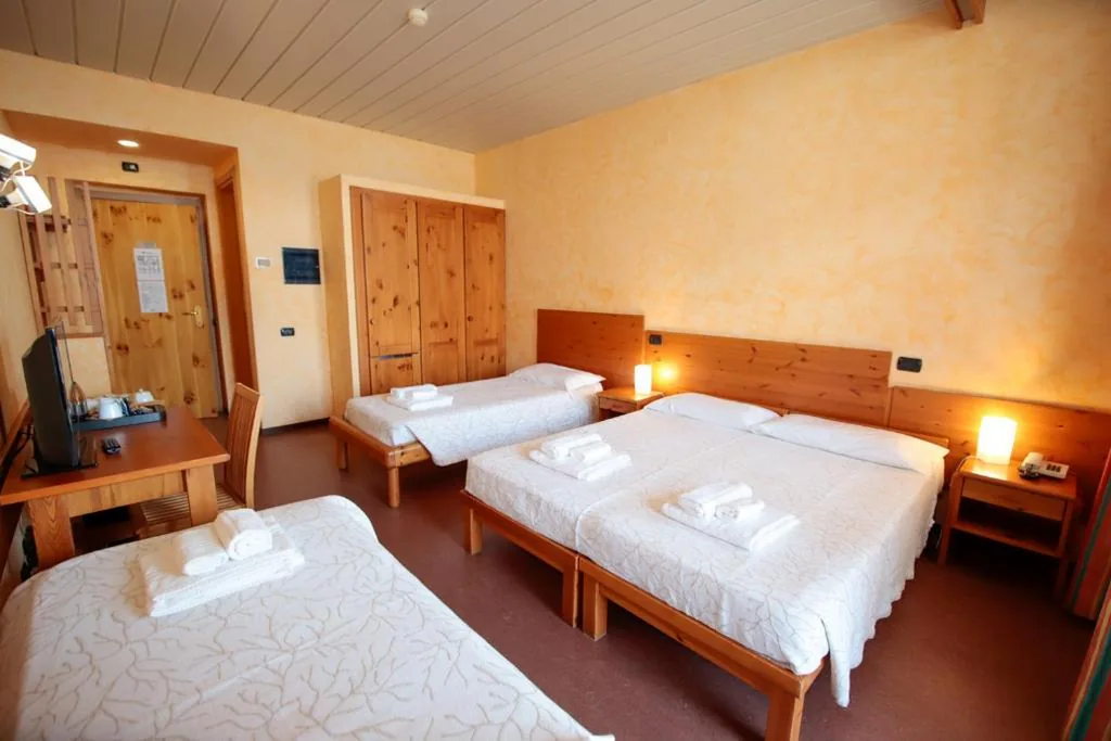 Quadruple Room with Terrace — Pràcatinat Hotel & Restaurant