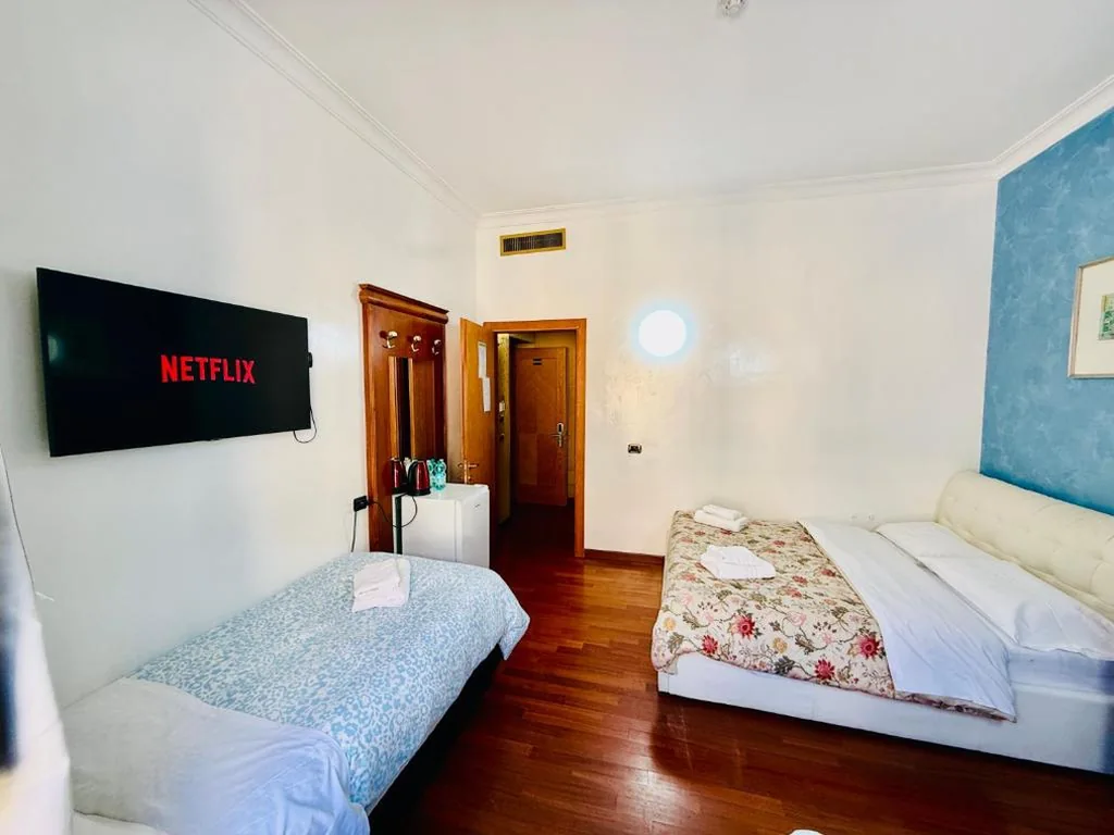 Quadruple Room with Bathtub — Hotel Oscar Suite