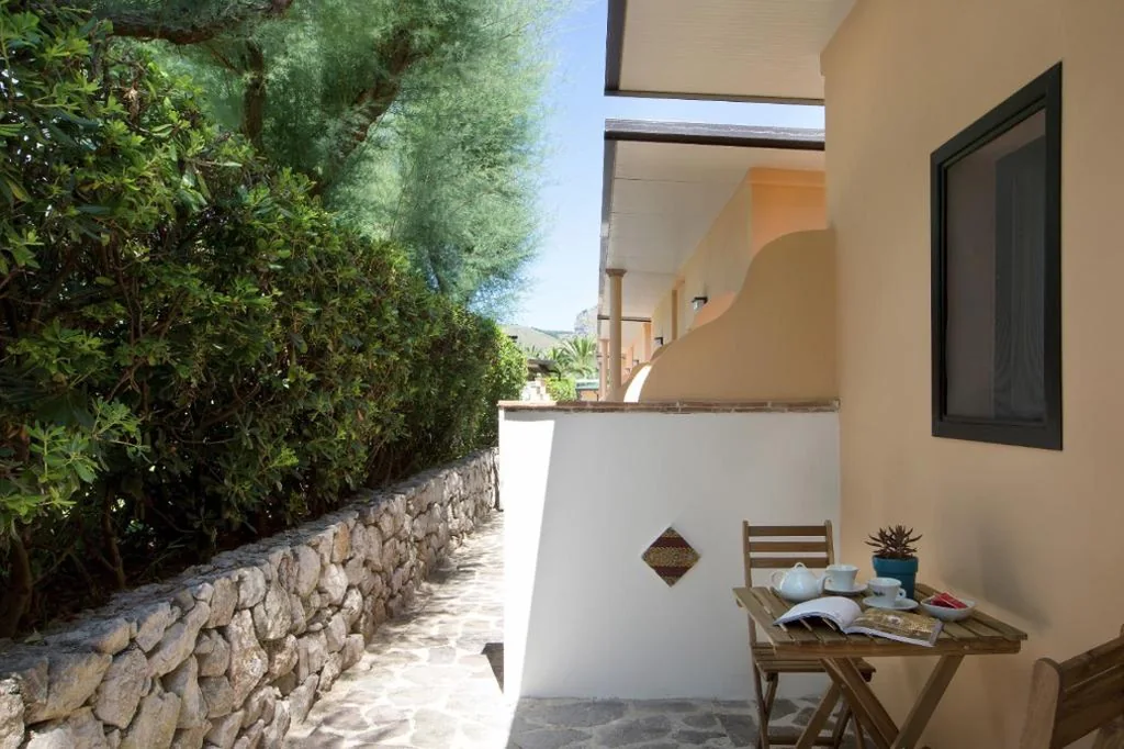 Camera Quadrupla con Vista Giardino — Torre San Vito Beach Hotel 3s