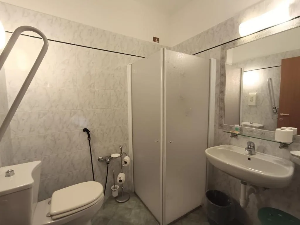 Camera Quadrupla con Vista Lago — Hotel BB Villa Orchidea