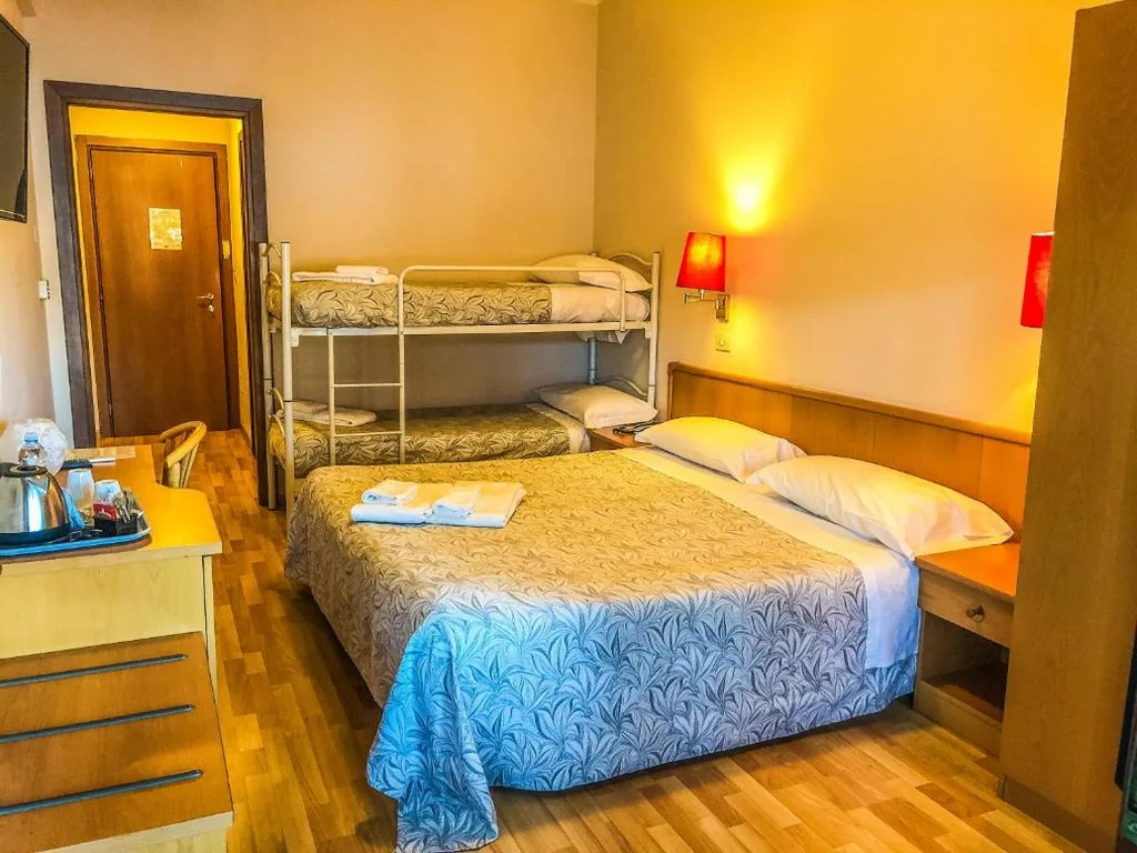 Quadruple Room with Lake View — Hotel Chalet del Lago