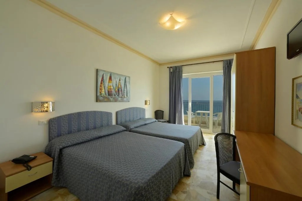 Quadruple Room with Sea View — Hotel La Balnearia
