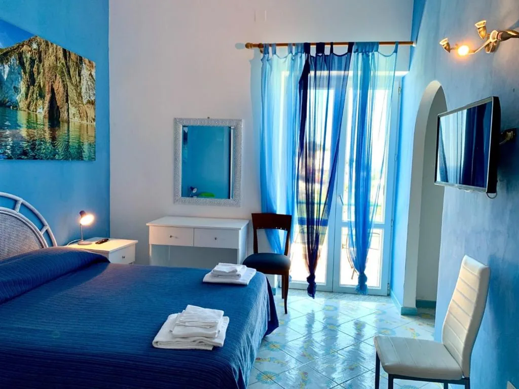Quadruple Room with Sea View — Hotel Ortensia