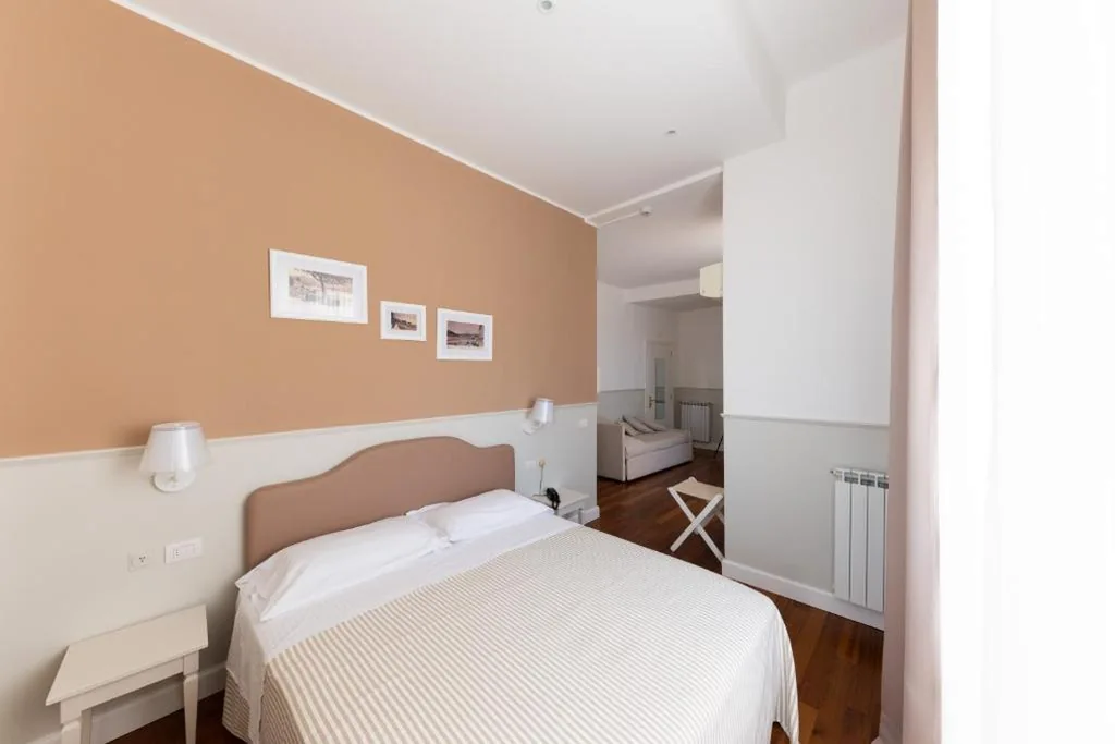 Camera Quadrupla con Vista Mare Parziale — Miramare Hotel