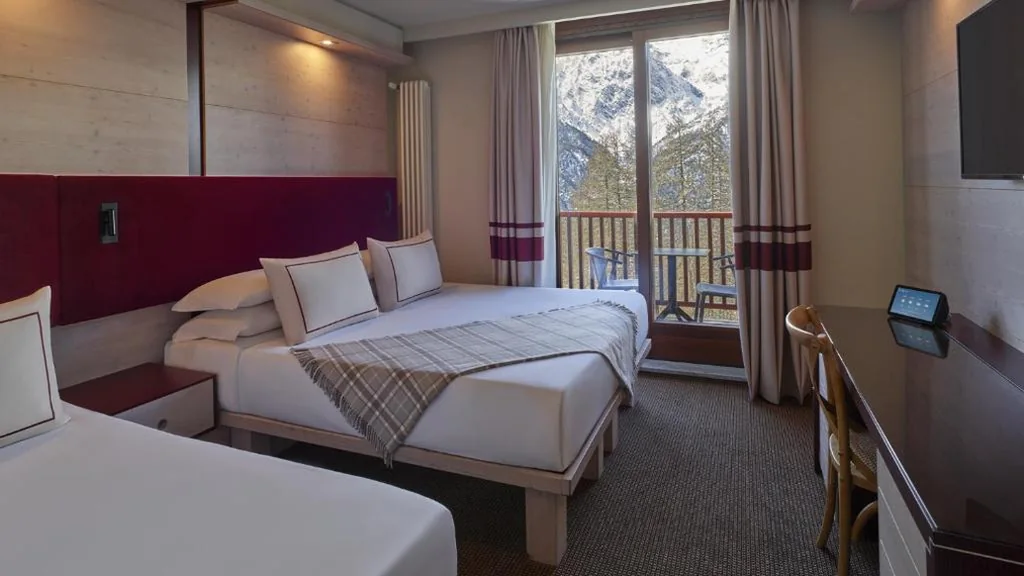 Camera Quadrupla con Vista Montagna — Hotel Sansicario Majestic