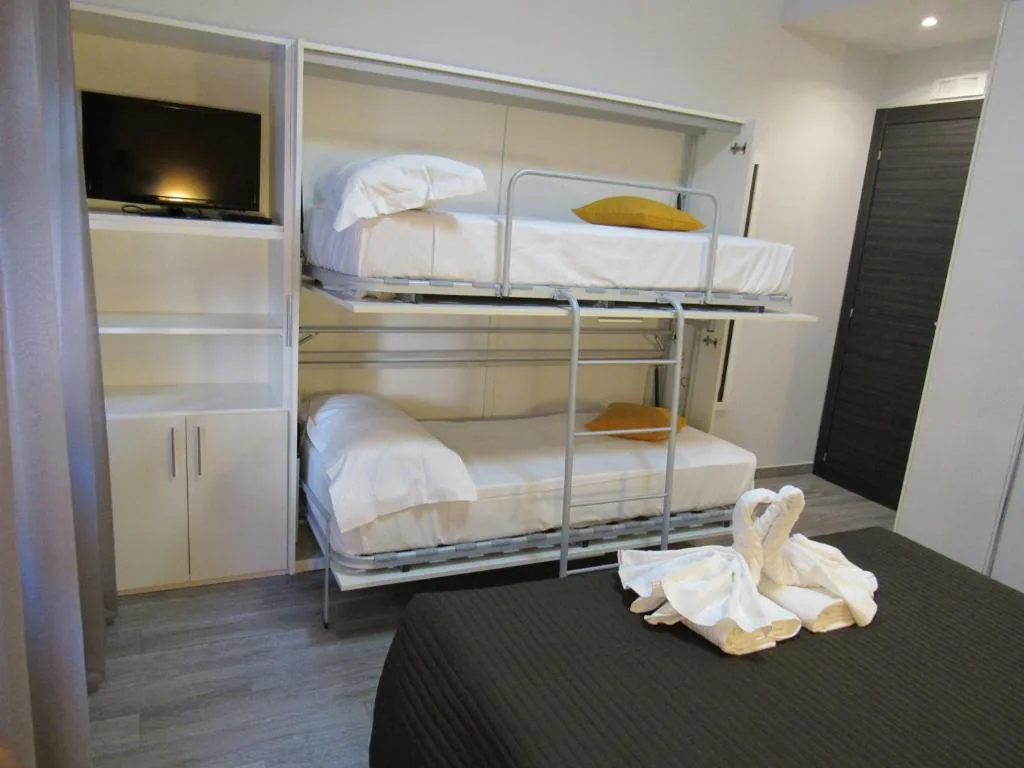 Deluxe Quadruple Room — Pianeta Roma 127