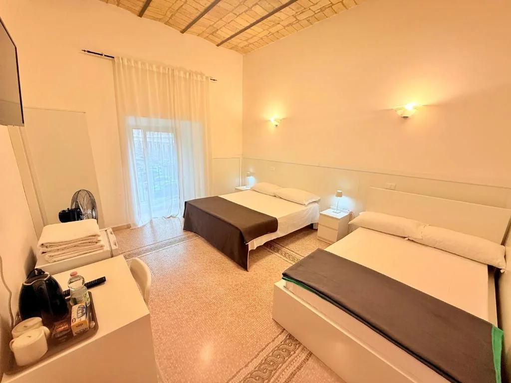 Economy Quadruple Room with Shared Bathroom — Roma Comfort Inn