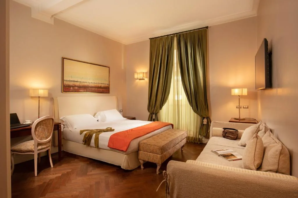 Camera Quadrupla Elegance - Dependance - Via del Corso 75 — Hotel Mozart