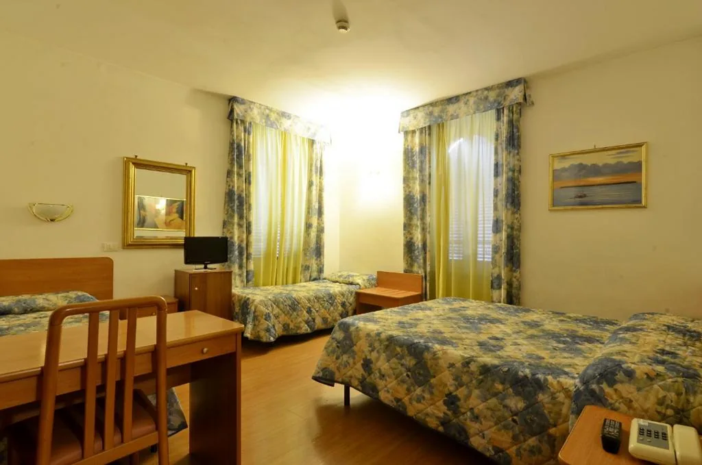 Quadruple Room — Hotel Tirreno