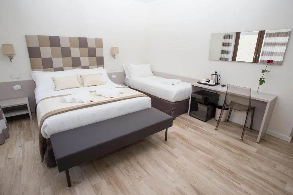 Camera Quadrupla Premium — Leonardo Da Vinci Guest House